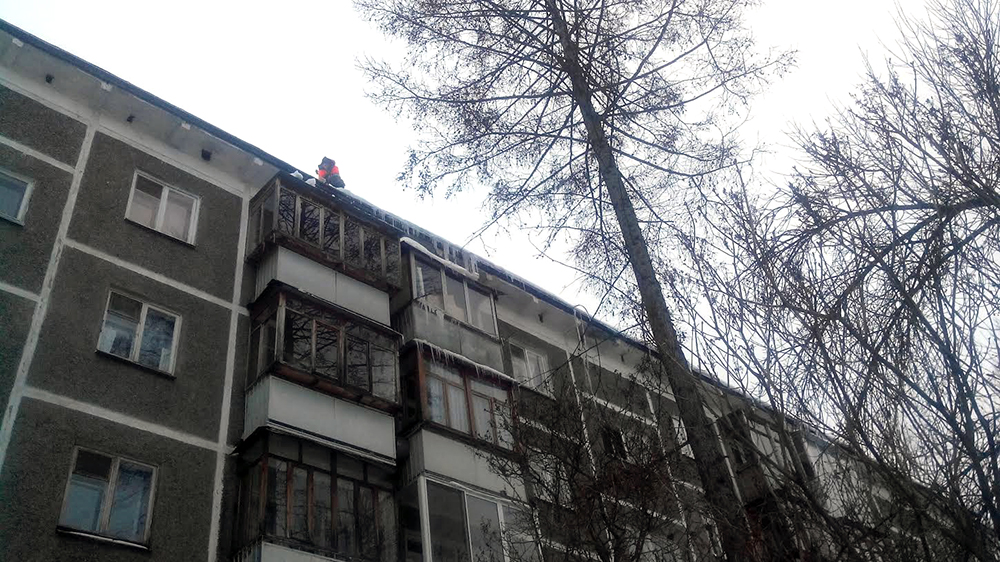 Уборка снега с крыш в Екатеринбурге